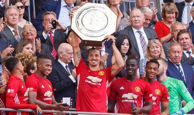 Ibrahimovic n&acirc;ng cao danh hiệu Community Shield c&ugrave;ng Man Utd năm 2016.