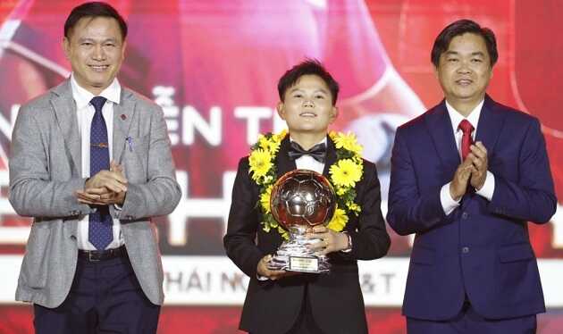 Bích Thùy đoạt Quả bóng Vàng nữ 2025, chiến thắng đầy cảm xúc