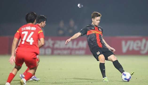 Ho&agrave;ng Đức chứng minh đẳng cấp ở c&acirc;u lạc bộ Ninh B&igrave;nh.