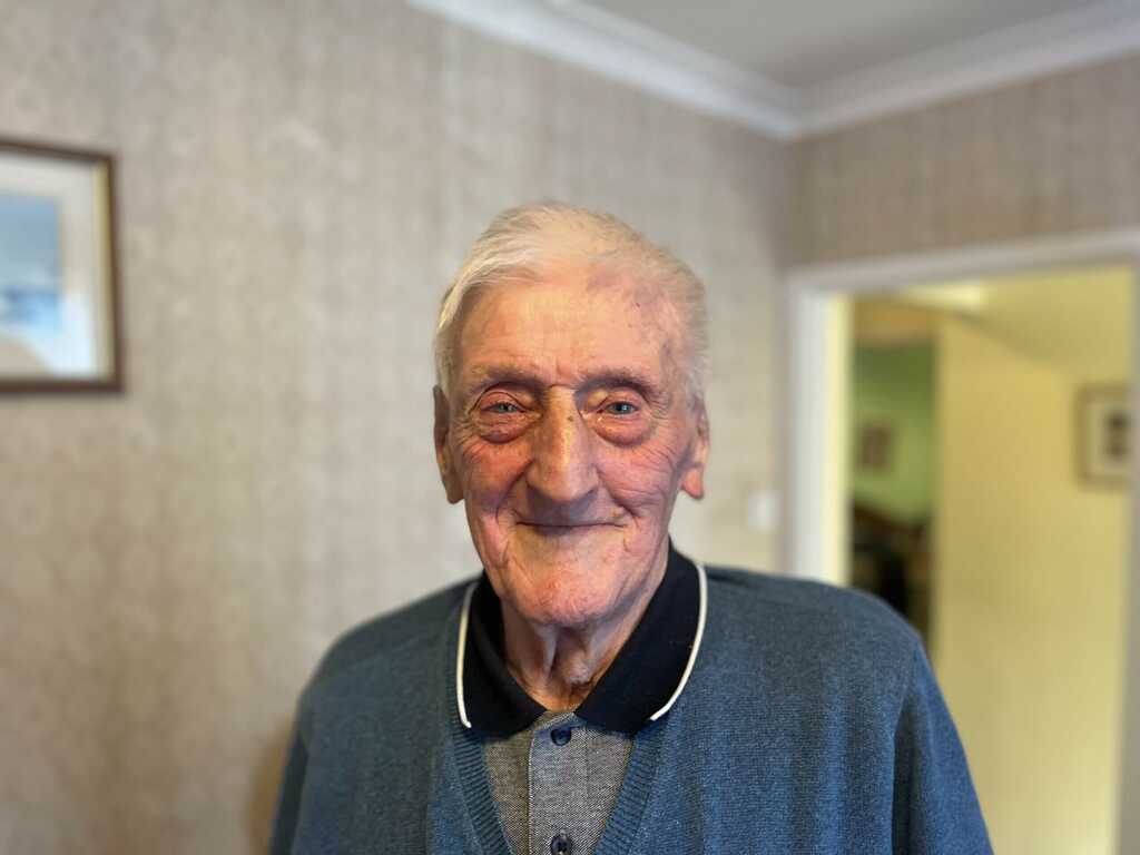 Billy McCullough, người từng chơi cho Arsenal v&agrave;o những năm 1950 v&agrave; 1960.