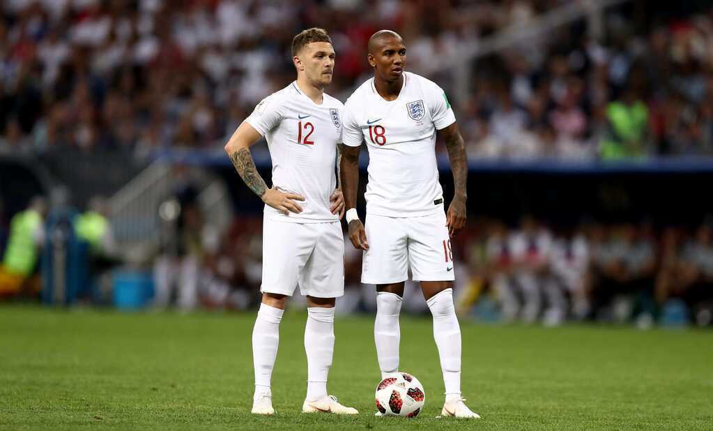 Ashley Young (b&ecirc;n phải) thi đấu trong m&agrave;u &aacute;o tuyển Anh tại trận b&aacute;n kết World Cup 2018.