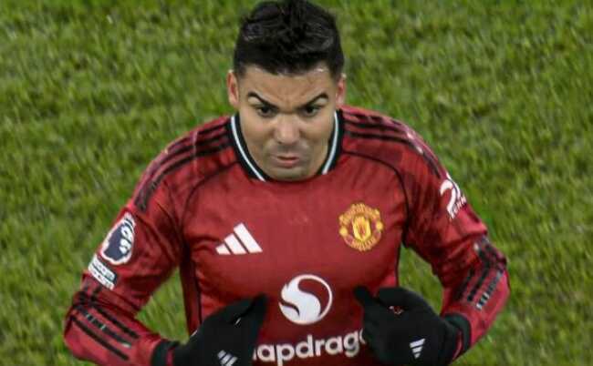 Casemiro sững sờ khi bị Ruben Amorim bất ngờ rút khỏi sân