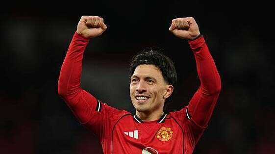 Lisandro Martinez (7.4): Anh ấy đ&atilde; cho Manchester United thấy họ đ&atilde; thiếu điều g&igrave; trong 10 th&aacute;ng qua. Anh ấy di chuyển b&oacute;ng cực kỳ xuất sắc v&agrave; mang lại sự l&atilde;nh đạo cần thiết cho đội b&oacute;ng ở bất cứ vị tr&iacute; n&agrave;o anh ấy đặt ch&acirc;n đến. C&oacute; phần may mắn khi tho&aacute;t khỏi lỗi chạm tay d&ugrave; anh ấy kh&ocirc;ng hiểu r&otilde; về luật n&agrave;y.