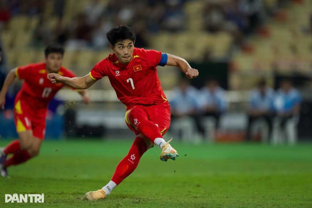 HLV Troussier gửi thông điệp đặc biệt tới Đình Bắc sau Gala Quả bóng vàng