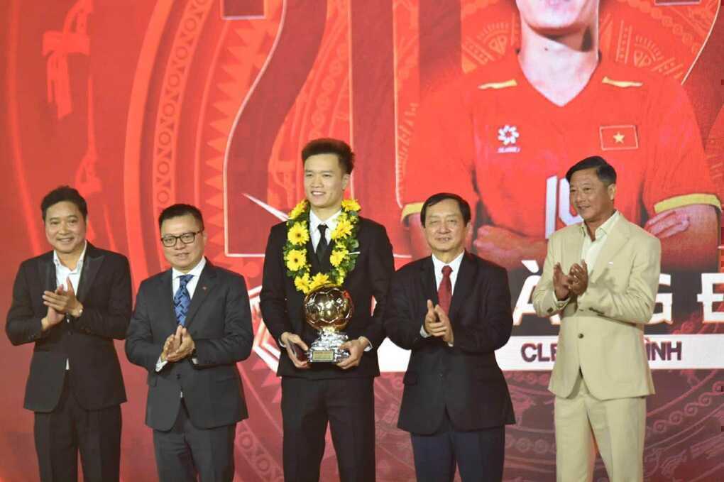 Hoàng Đức: “Quả bóng vàng là động lực để tôi tìm kiếm thêm thành tích” - 2