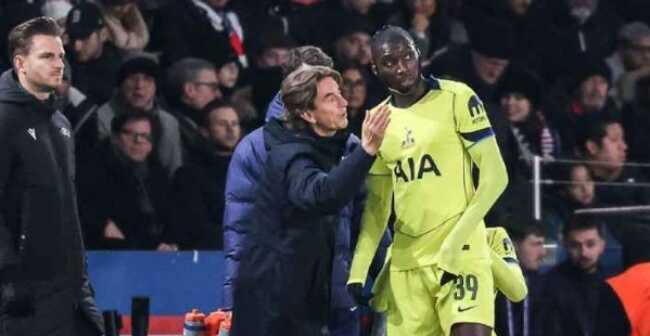 Kolo Muani lên tiếng bảo vệ Thomas Frank giữa làn sóng chỉ trích