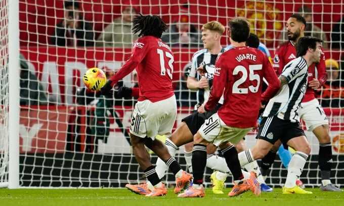 Man Utd thắng Newcastle nhờ siêu phẩm của Dorgu