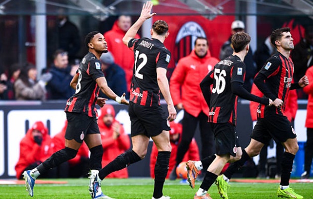 Milan tạm thời giữ ng&ocirc;i đầu bảng trước khi Inter Milan ra qu&acirc;n