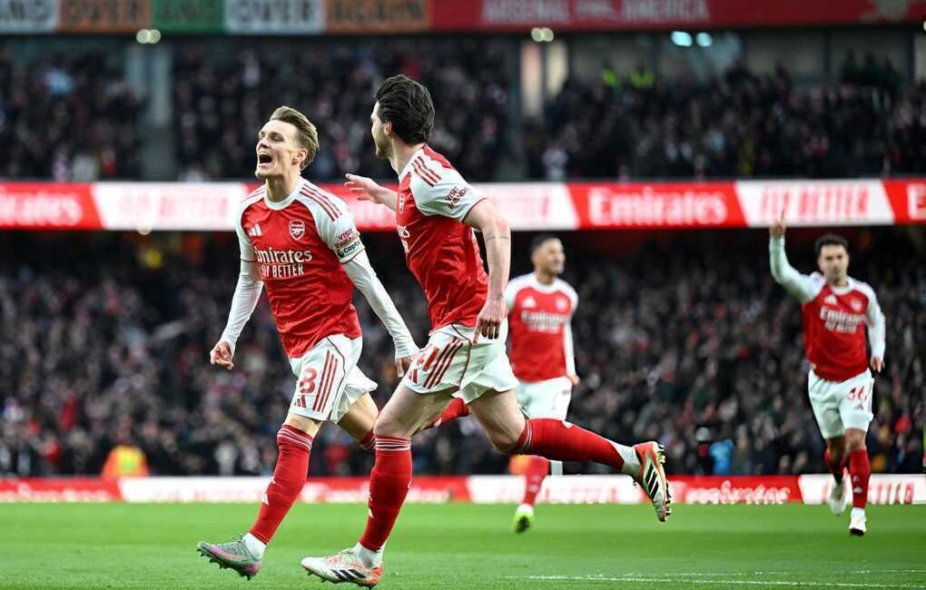 Arsenal hạ Brighton, trở lại ngôi đầu Ngoại hạng Anh
