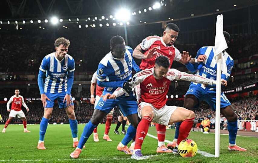 Arsenal đ&atilde; trải qua những gi&acirc;y ph&uacute;t kh&oacute; khăn trước Brighton.