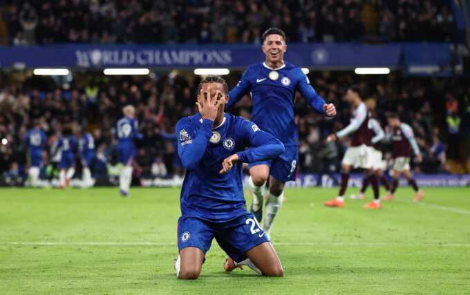 Aston Villa thắng ngược Chelsea