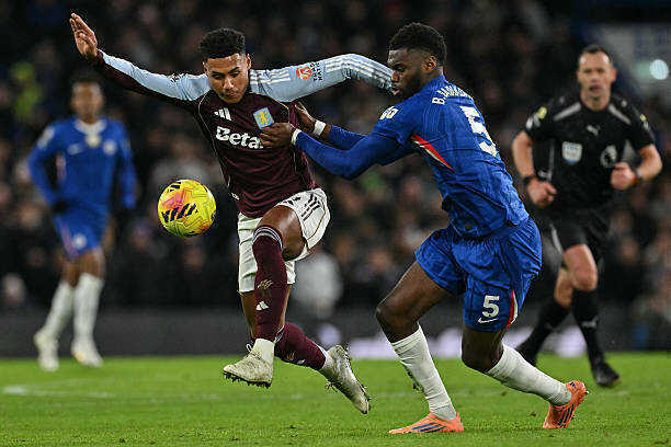 Badiashile mắc sai lầm khiến Chelsea thua ngược Aston Villa