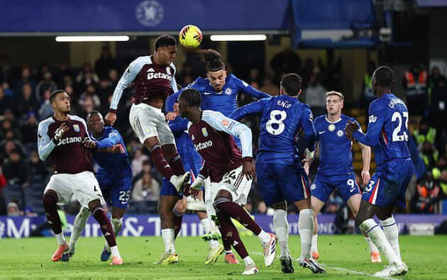 Watkins v&agrave;o s&acirc;n từ ghế dự bị v&agrave; để lại dấu ấn với c&uacute; đ&uacute;p b&agrave;n thắng.