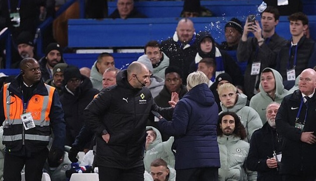 Chelsea mở điều tra sự cố ném chai tại Stamford Bridge