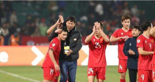 HLV Kim Sang-sik chọn Quang Hải cho giải thưởng Quả bóng vàng 2025