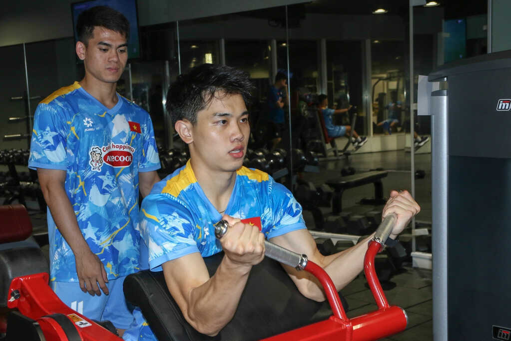 Đình Bắc chăm chỉ tập tạ, đạp xe trước giải U23 châu Á