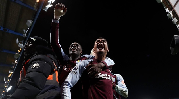 Watkins v&agrave;o s&acirc;n v&agrave; ghi c&uacute; đ&uacute;p trước Chelsea