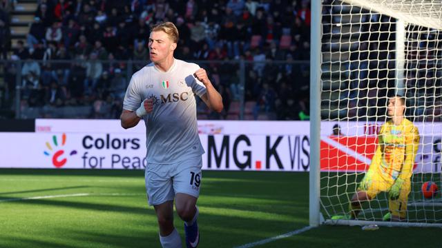 Hojlund vừa lập c&uacute; đ&uacute;p cho Napoli.