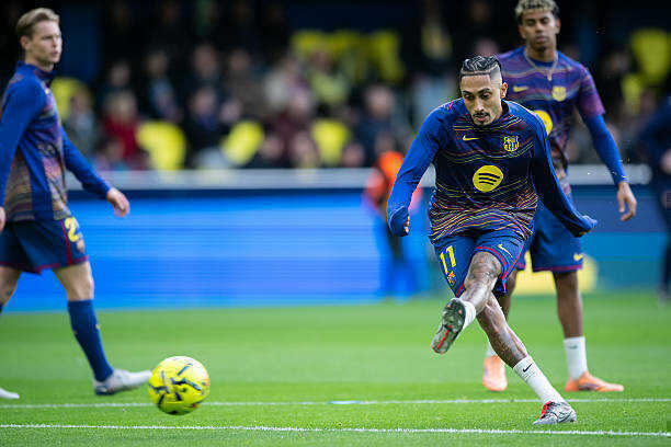 Kh&ocirc;ng chỉ l&agrave; nh&acirc;n tố chủ chốt tr&ecirc;n h&agrave;ng c&ocirc;ng, Raphinha c&ograve;n được xem như một trong những thủ lĩnh nơi ph&ograve;ng thay đồ của Barcelona.