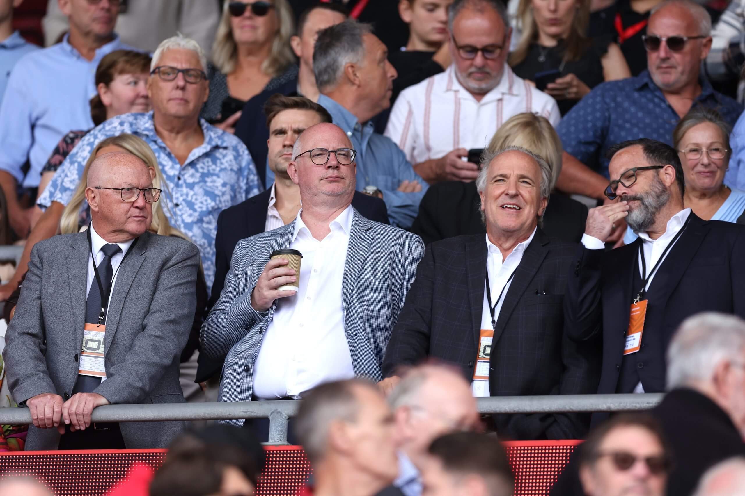 Les Reed, Shaun Harvey (b&ecirc;n tr&aacute;i, thứ hai từ tr&aacute;i) v&agrave; Michael Williamson (b&ecirc;n phải) đều l&agrave; th&agrave;nh vi&ecirc;n của ủy ban chuyển nhượng của Wrexham.