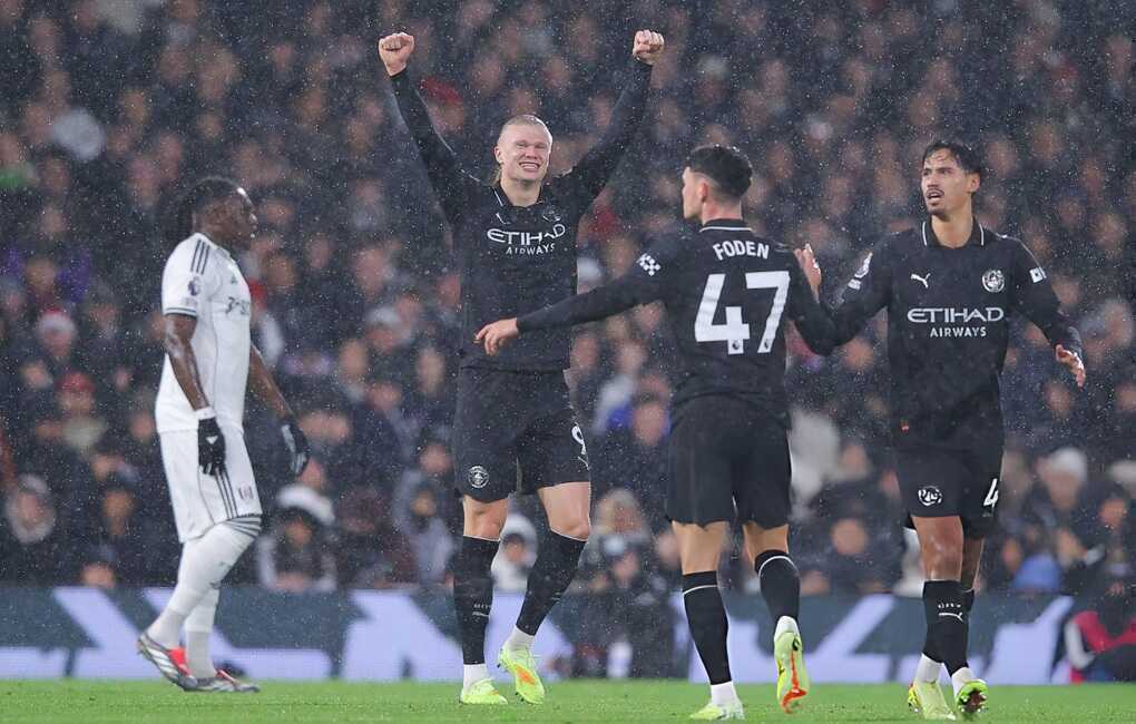 Hạ Fulham đầy kịch tính, Man City thu hẹp khoảng cách với Arsenal