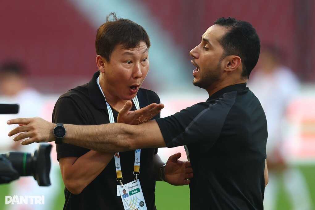 HLV Kim Sang Sik chia sẻ về thẻ vàng giúp U22 Việt Nam có được bàn thắng - 2