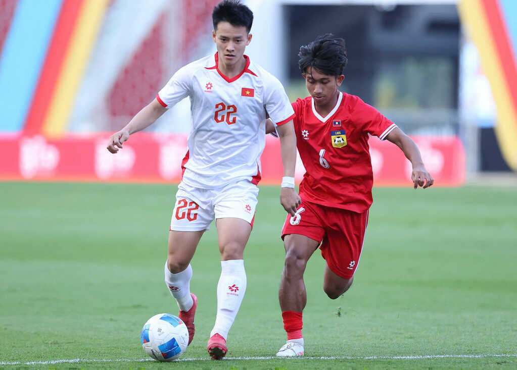 U22 Việt Nam chật vật thắng Lào: Đình Bắc đáng khen lẫn chê