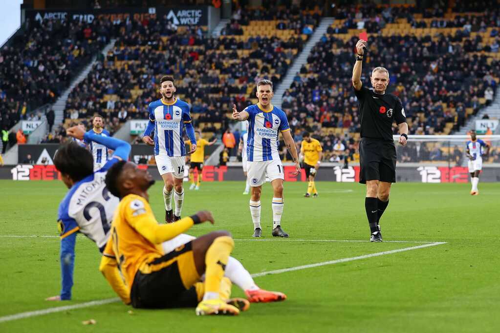 Góc khuất nghề cầm còi Ngoại hạng Anh: Cô đơn, dằn vặt và kiệt sức sau trận đấu