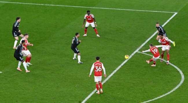 Trossard ghi b&agrave;n cho Arsenal.