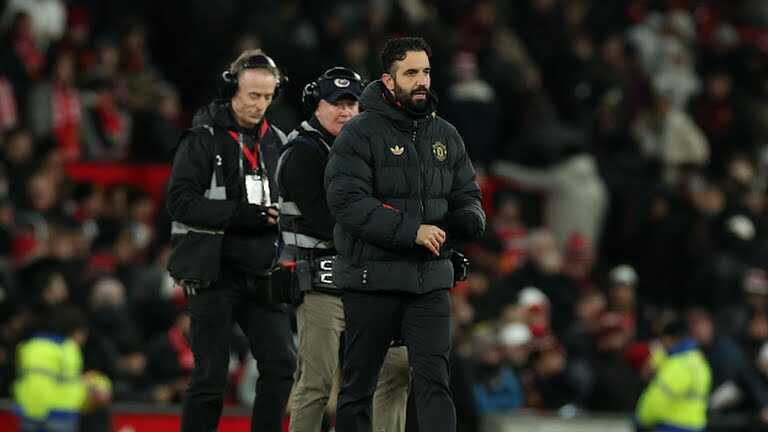 CĐV Man Utd chỉ trích Amorim về quyết định quay lại sơ đồ 3 hậu vệ trước Wolves