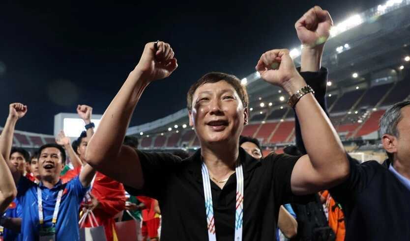 HLV Kim Sang-sik và thầy Park - Ai là đỉnh cao của bóng đá Việt?