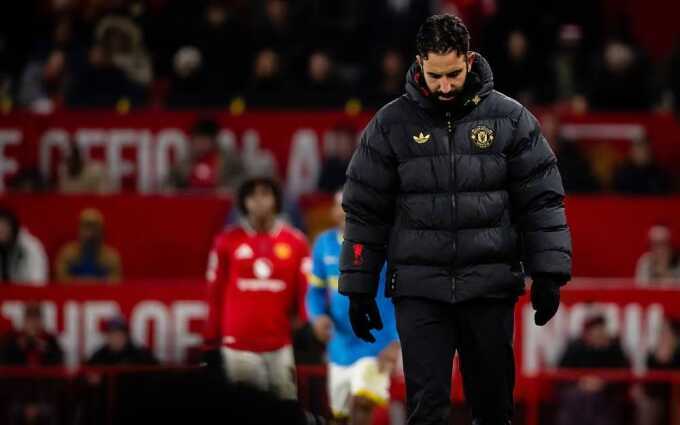 Neville bức xúc khi Amorim dùng lại sơ đồ 3-4-3 ở Man Utd