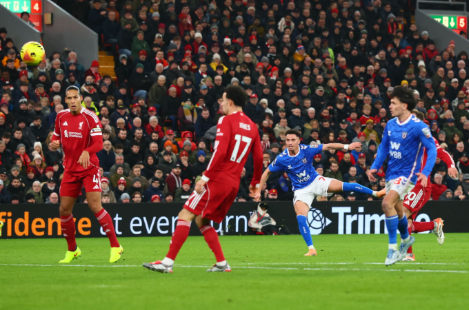 Carragher: `Liverpool ngủ mê trên sân Anfield`