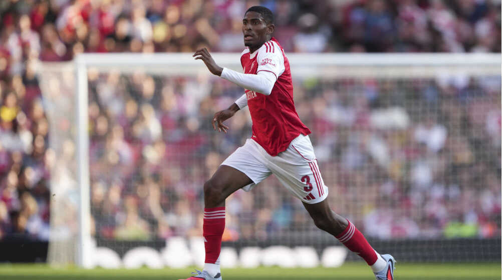 Mosquera đóng góp không nhỏ vào hàng phòng ngự vững chãi của Arsenal