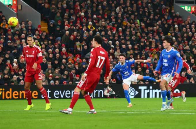 Cựu danh thủ Liverpool: `Giờ không thể bênh vực Van Dijk`