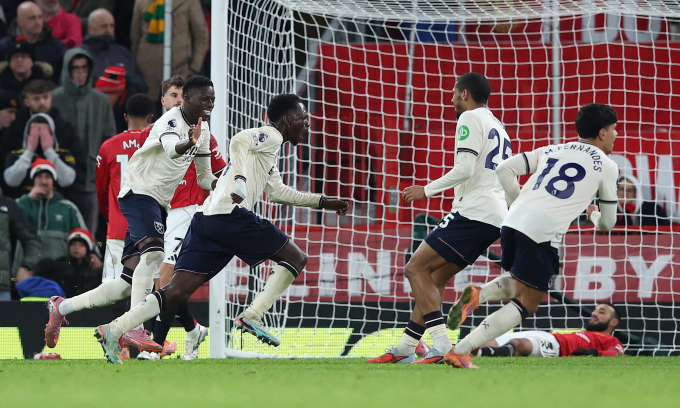 Man Utd rơi điểm trước đội `cầm đèn đỏ` ở Ngoại hạng Anh