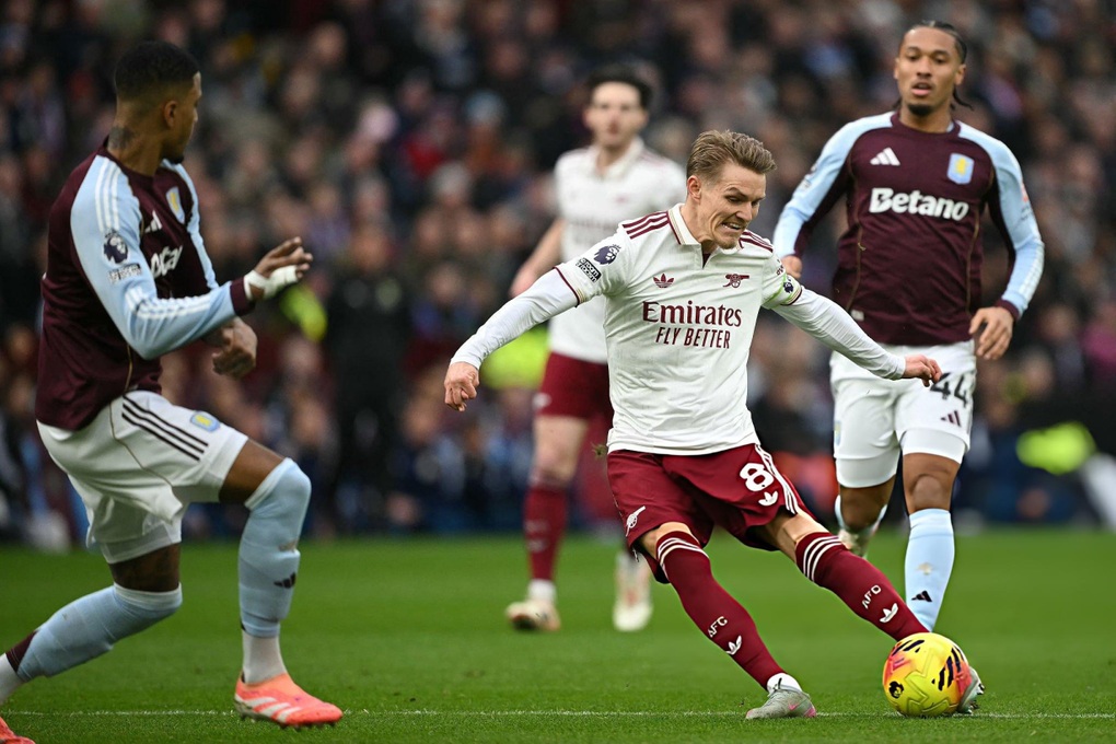 Aston Villa hạ Arsenal nhờ bàn thắng ở phút bù giờ