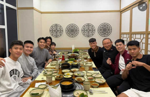 HLV Park Hang-seo hội ngộ Quang Hải, Văn Đức, Đình Trọng trong bữa tối ấm áp