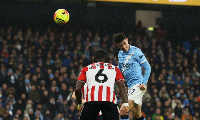 Man City chỉ còn kém Arsenal hai điểm