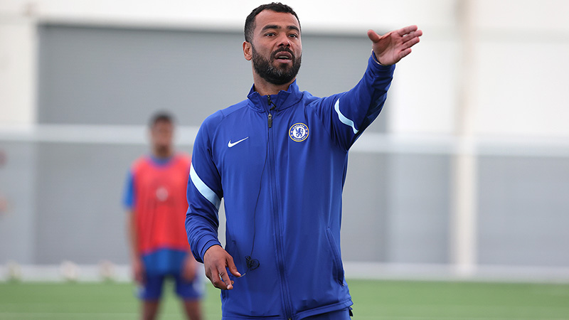 Ashley Cole: Gã trai hư tìm lại chính mình trên băng ghế huấn luyện