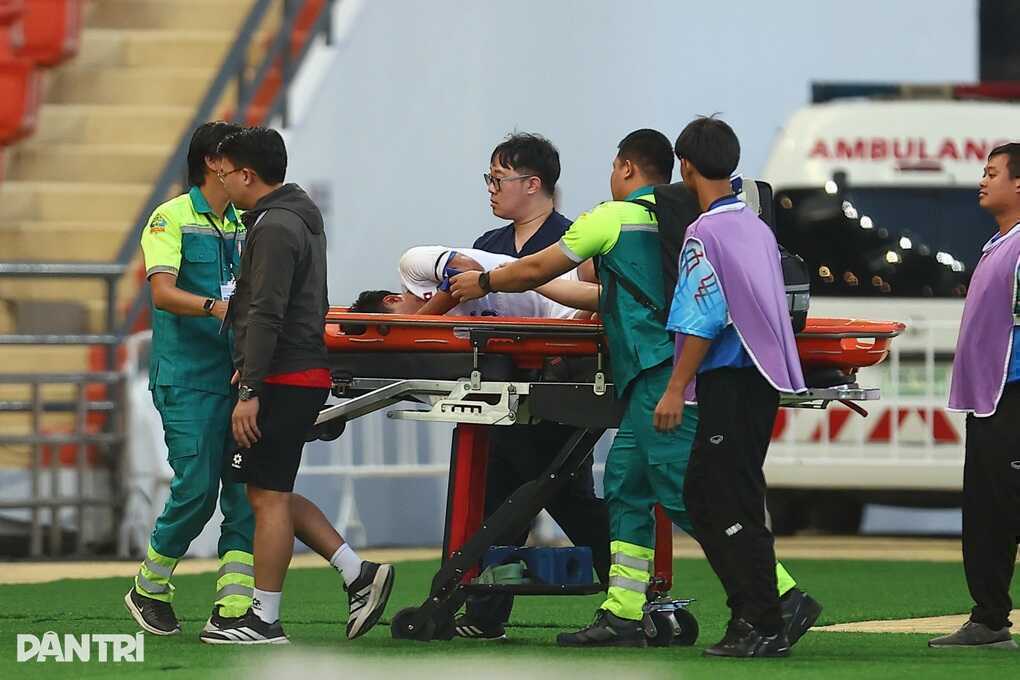 Đội trưởng U22 Lào gãy chân sau pha vào bóng thô bạo với đối thủ