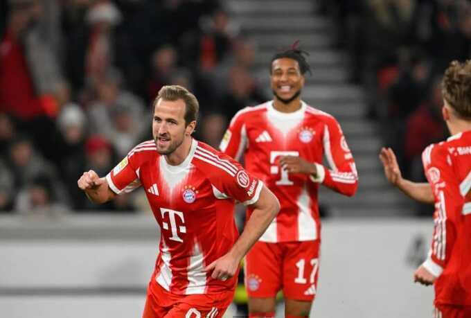 Kane ghi bàn gấp đôi đối thủ cạnh tranh Vua phá lưới