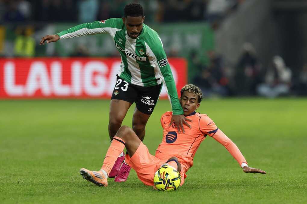 Lamine Yamal ghi bàn, Barcelona hạ Betis trong trận cầu 8 bàn thắng