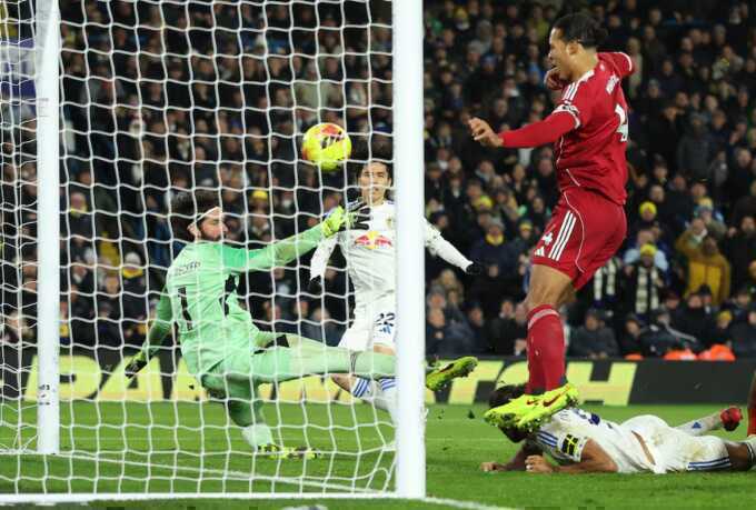 Neville: `Liverpool đang thật sự sụp đổ`