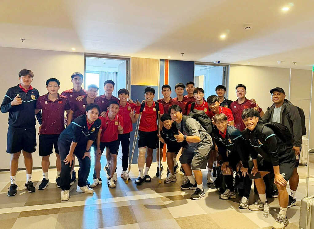 U22 Việt Nam có hành động cực đẹp với cầu thủ Lào bị gãy chân