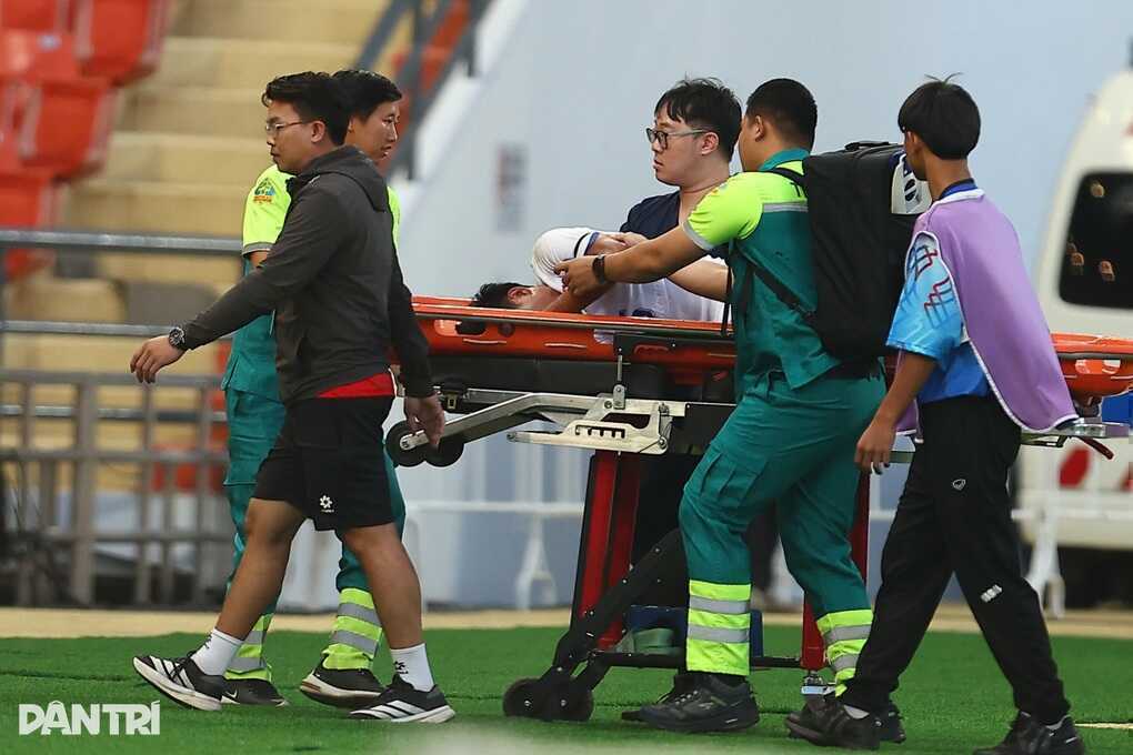 U22 Việt Nam có hành động đẹp với cầu thủ Lào bị gãy chân