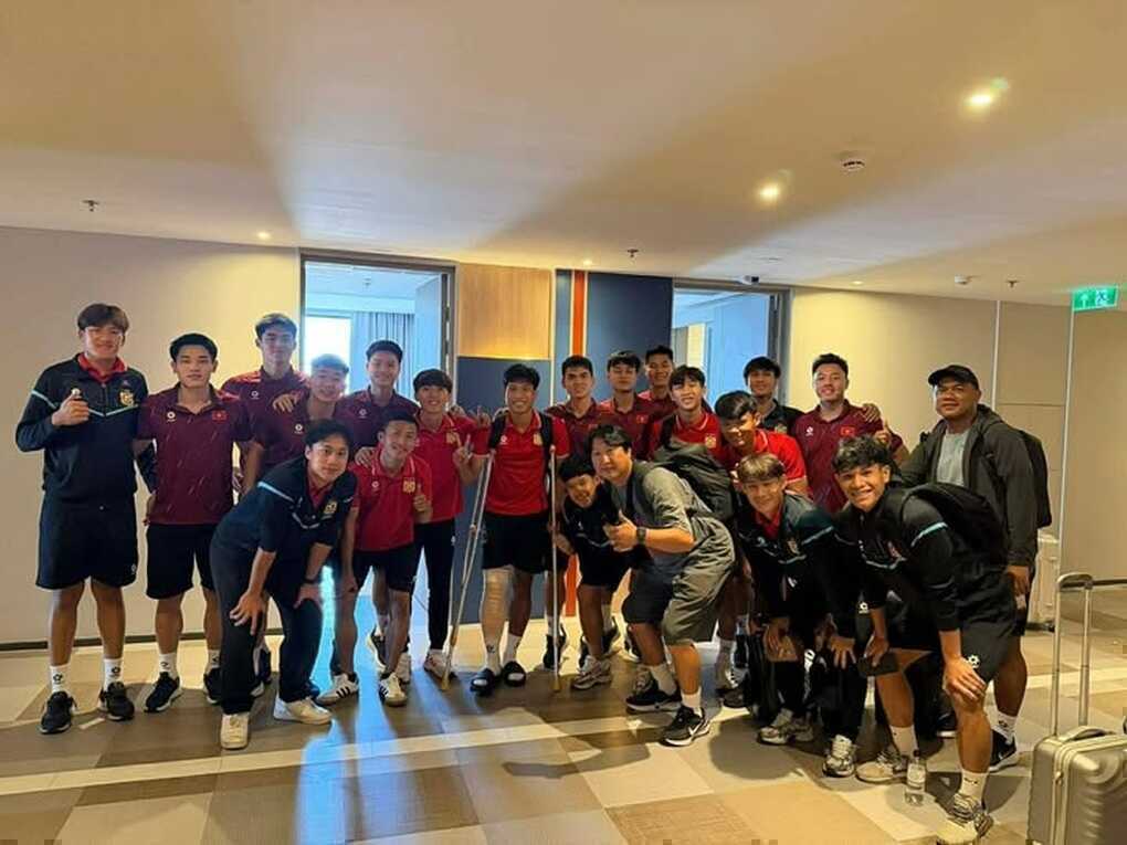 U22 Việt Nam có hành động đẹp với cầu thủ Lào bị gãy chân - 2