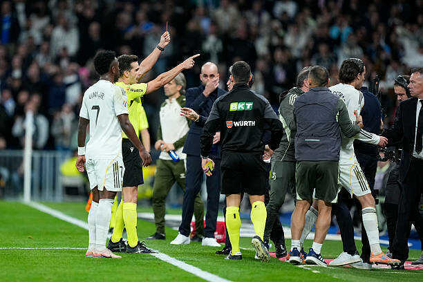 Trọng tài Quintero gây tranh cãi với ba thẻ đỏ cho Real Madrid ở trận thua Celta Vigo