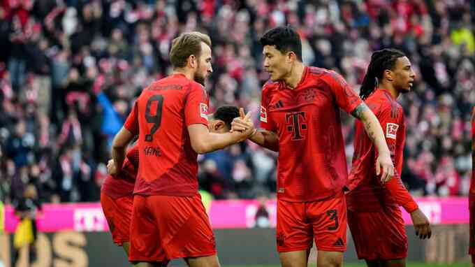 Kane lập kỷ lục trong chiến thắng của Bayern
