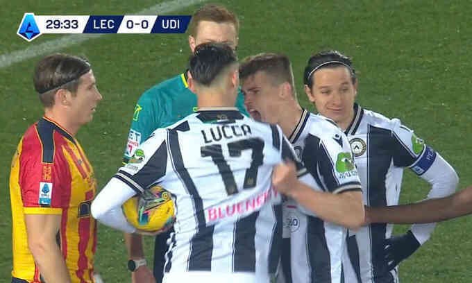Cầu thủ Serie A bị thay ra vì cướp phạt đền của đồng đội